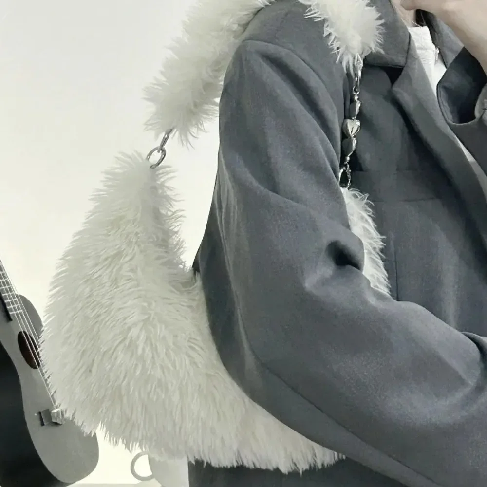 

New autumn and winter bags, cute furry bags, fashionable furry underarm bags, niche plush portable underarm bags.