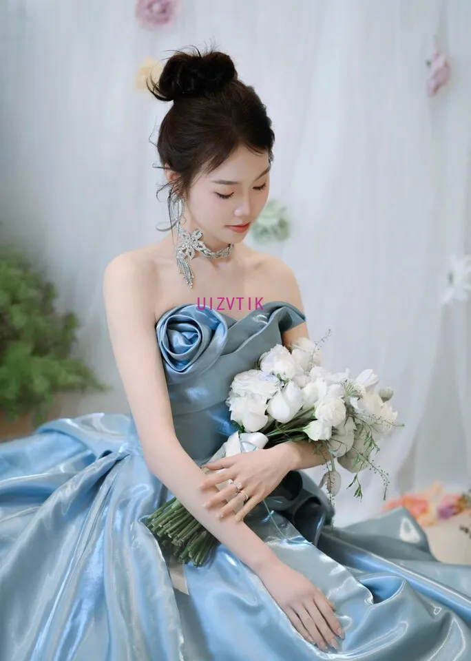 女性ブルーサテンプリンセスウエディングドレス 2025 高級ストラップレス光沢のある V ネックイブニングドレスノースリーブロング誕生日パーティードレス