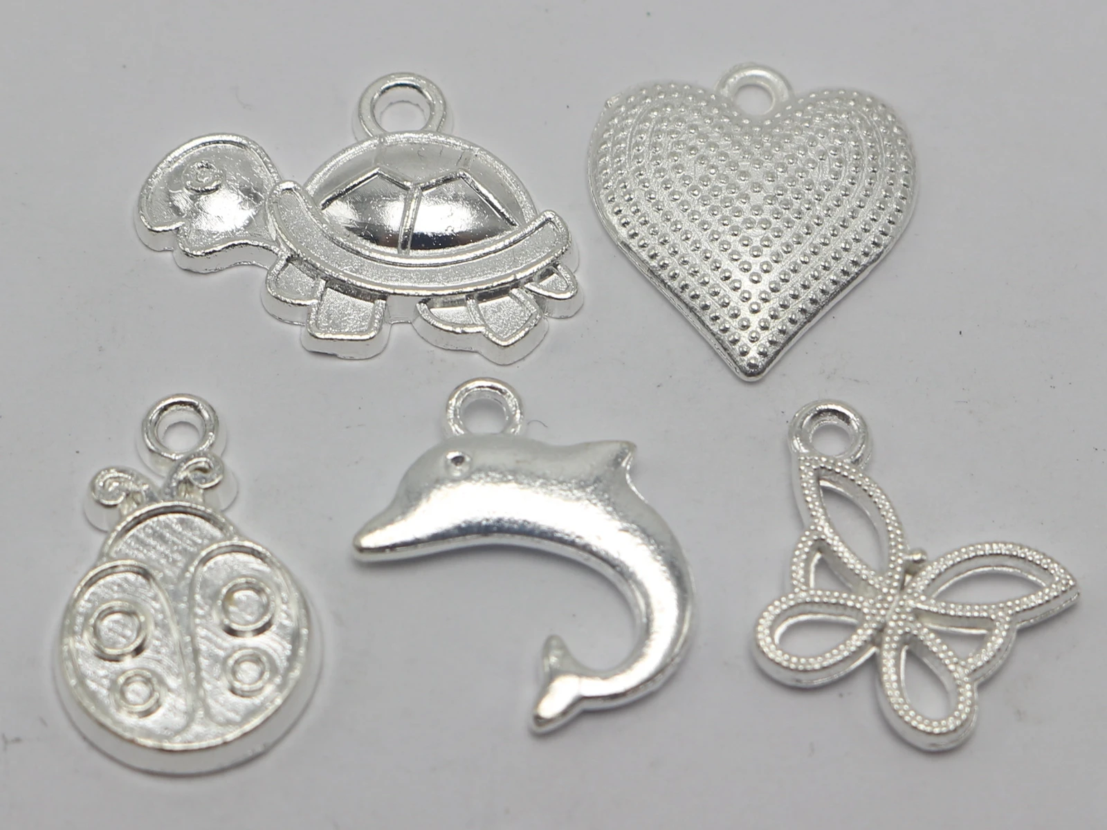 25pcs سبائك دولفين فراشة السلحفاة القلب الخنفساء سحر المعلقات