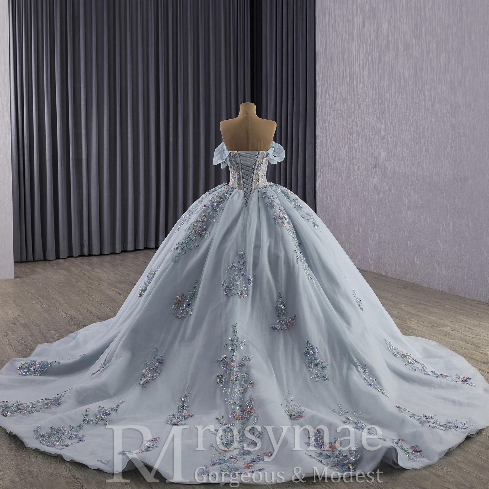 فستان كوينسيانيرا مكشوف الكتفين من Rosymae مع صدرية شفافة متألقة على شكل زهرة ترتر أنيق مصنوع يدويًا #4