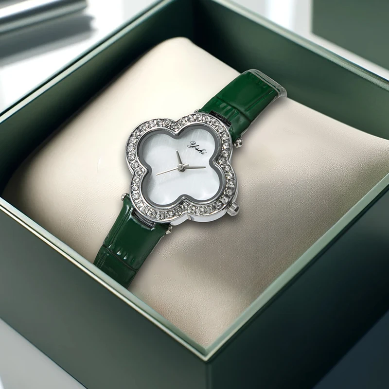 

Женские современные минималистичные четырехлистные клеверные зеленые кварцевые часы из искусственной кожи в лесном стиле, которые осветляют тон кожи.