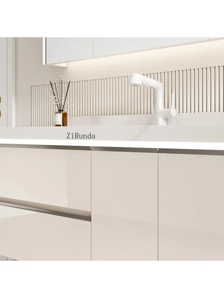 Armário de banheiro estilo creme, placa de rocha, cerâmica, bacia integrada, descanso, espelho, móveis simples para casa