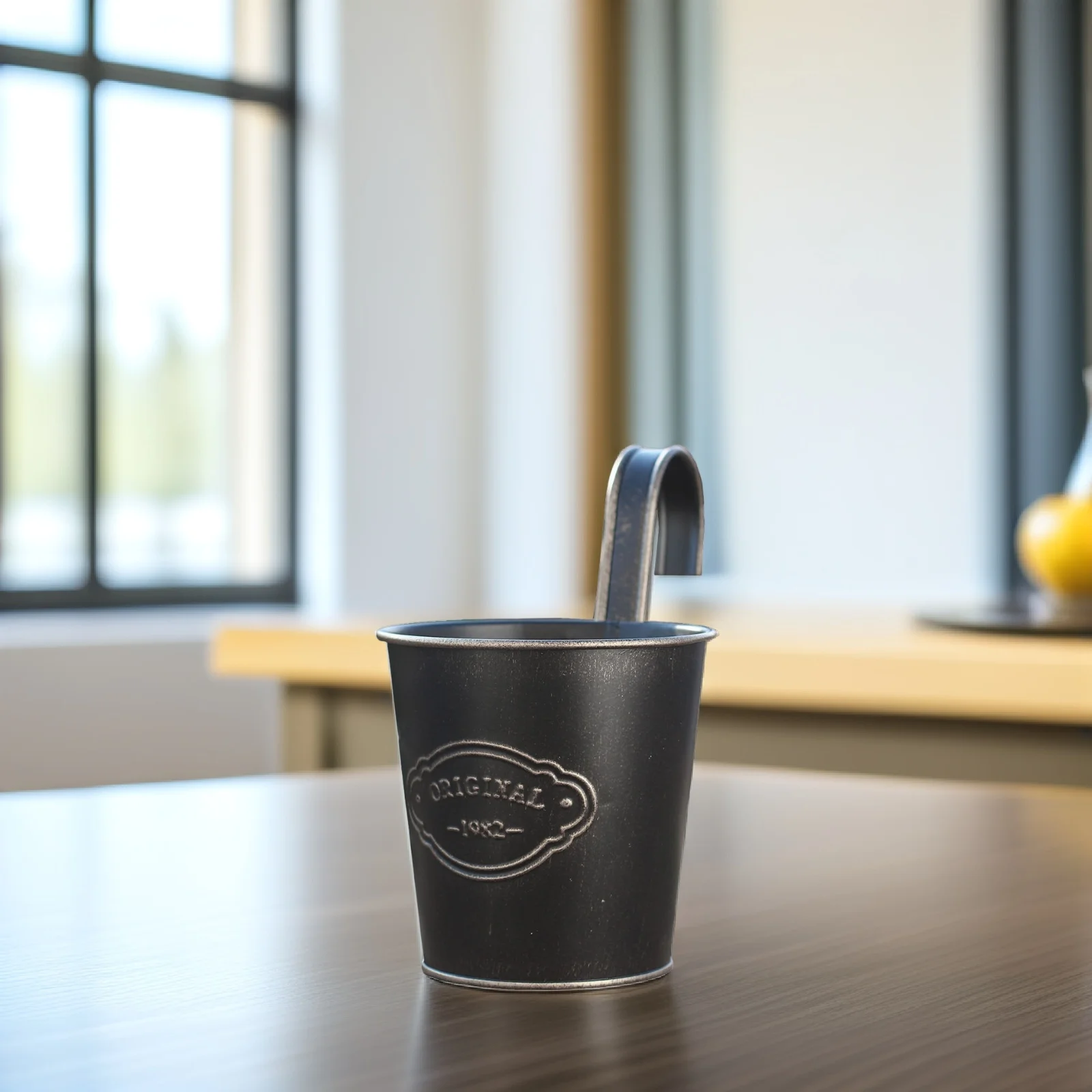 

Flower Hanging Bucket Retro Iron Gardening Flower Bucket for Balcony Railing Vintage Metal Hanging Planter Pot Holder Outdoor