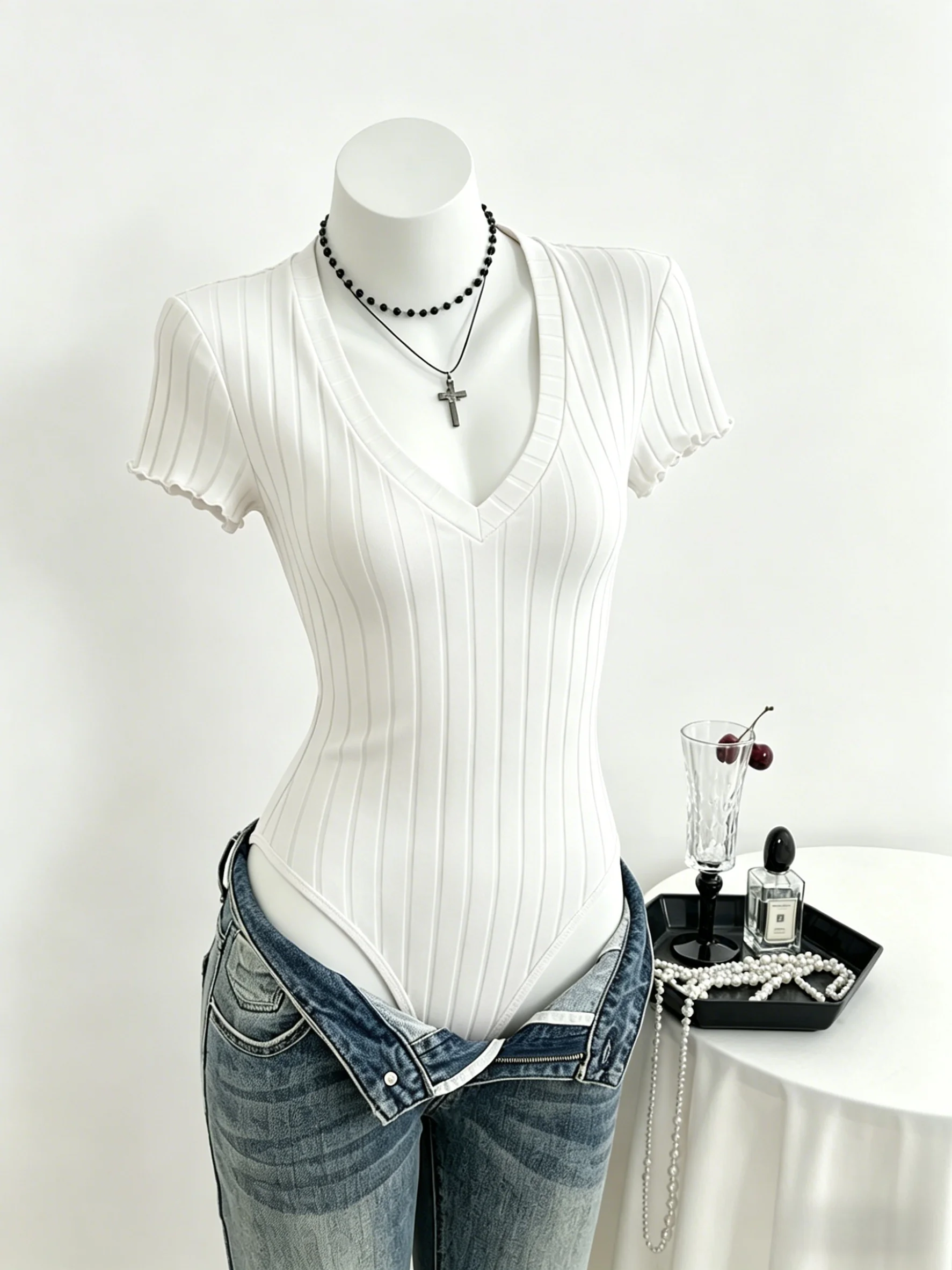 Damen gerippter V-Ausschnitt Kurzarm-Body mit Rüschenärmeln, schmal geschnittener, dehnbarer Strick-Jumpsuit, lässiger Mode-Top für Ausgehzwecke. – Detail 5
