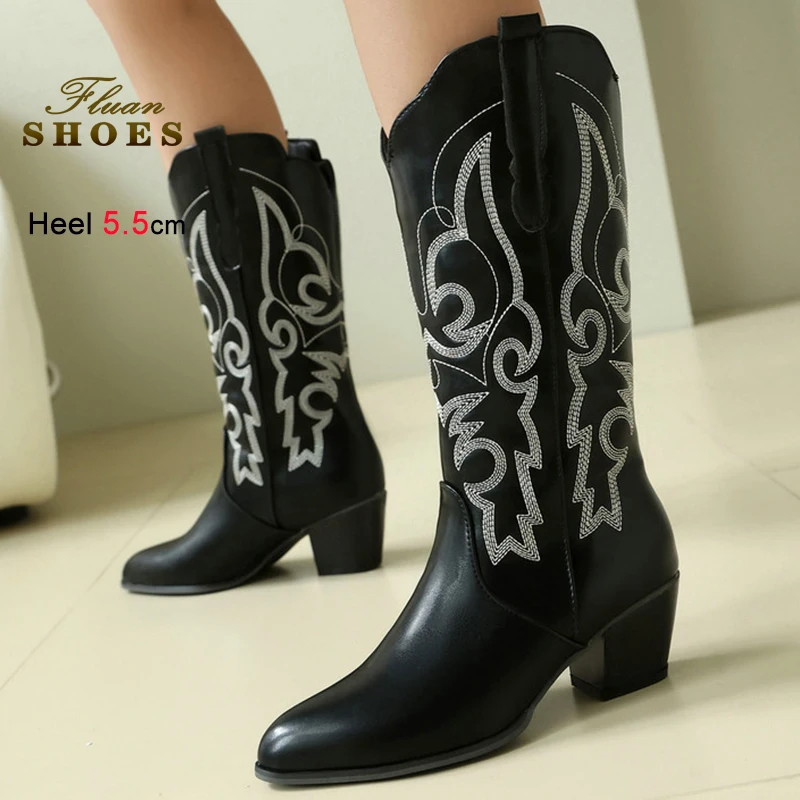 

Новинка 2025 года, черные зимние женские сапоги до колена с вышивкой, ковбойские длинные ботильоны на толстом блочном каблуке 5,5 см, туфли без шнуровки с острым носком