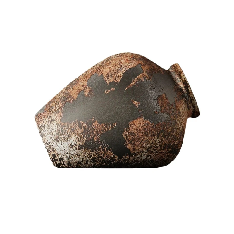 

Soft decorations are displayed in the lobby of the medieval wabi-sabi wind hotel, and ceramic handicrafts