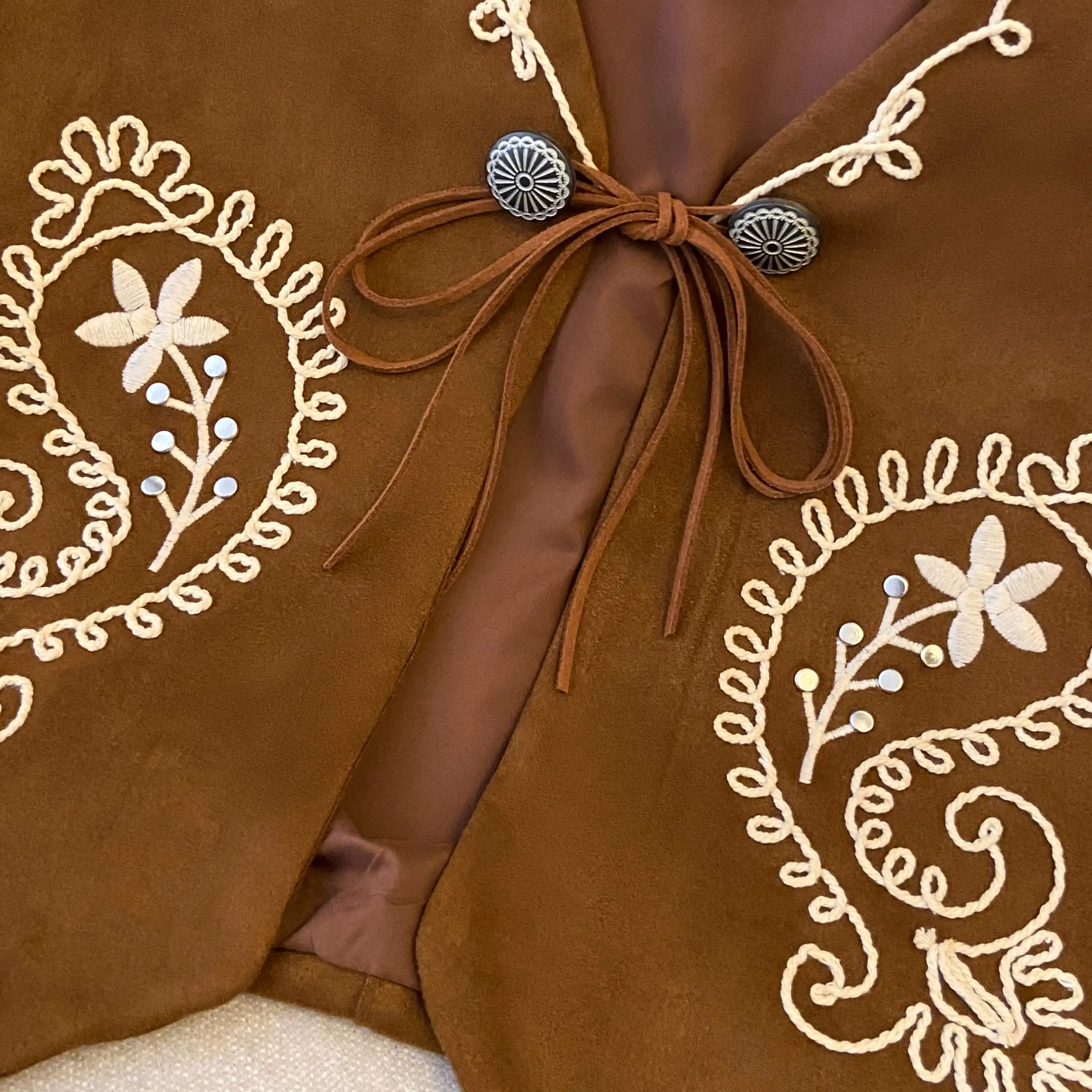 Chaleco de Gamuza con Bordado Pesado y Remaches, Diseño de Nogal, Cardigan Pequeño, Estilo Étnico, para Verano