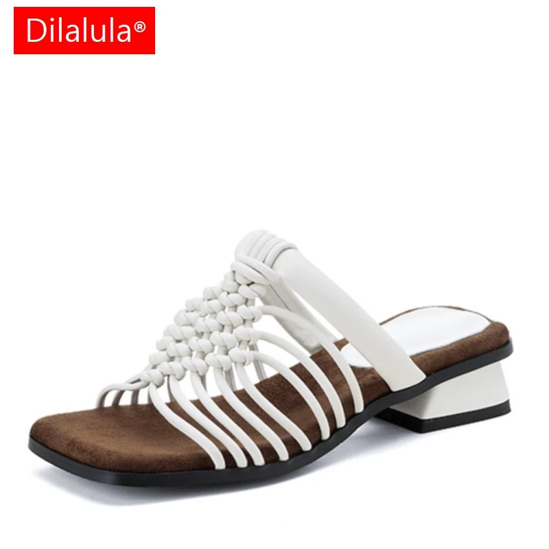 

Dilalula 2025 популярные плетеные тапочки для молодых женщин с открытым носком на среднем толстом каблуке, женские летние плетеные тапочки для отдыха