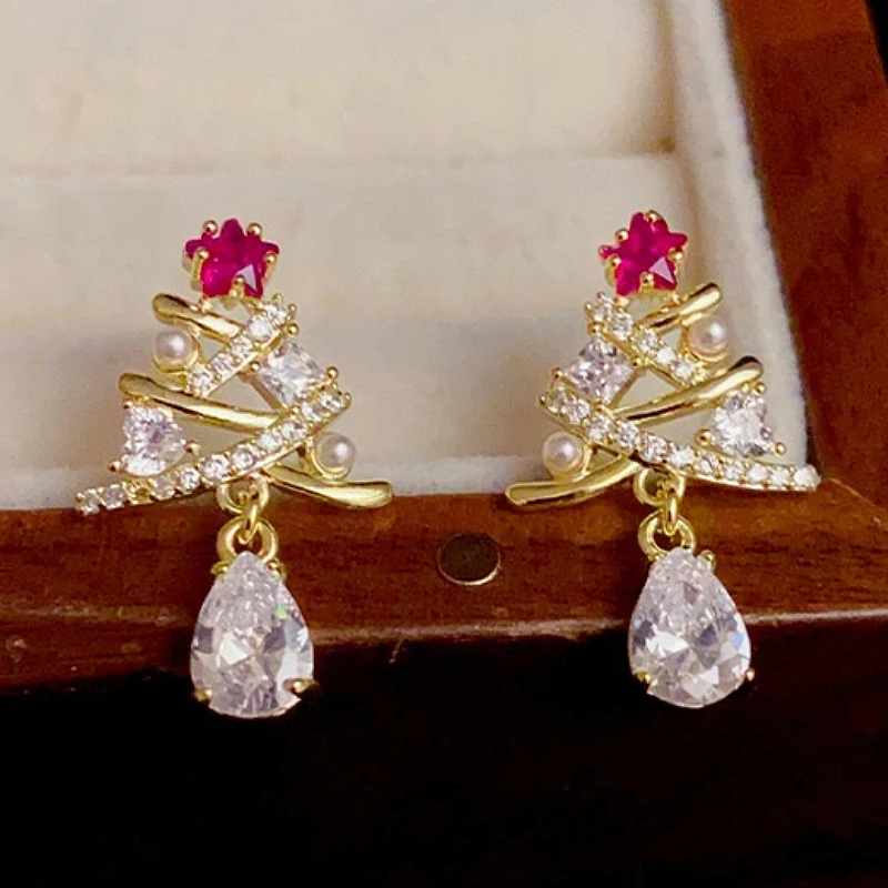 Huitan Hohle Kreuz-Design Baum-Tropfenohrringe für Frauen, Ästhetische Weihnachts-Imitationsperlen-Accessoires, mit Zirkonia besetzter Schmuck, Geschenk