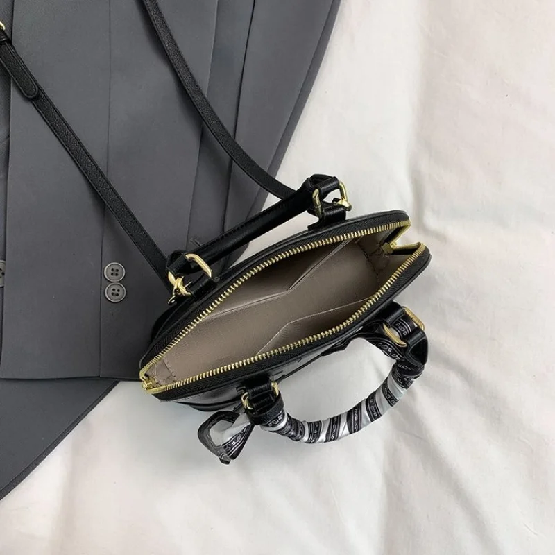 حقيبة ساعي البريد للسيدات الراقية مصنوعة من الجلد الناعم تتميز بمظهر ركاب كاجوال بسيط عتيق وباريس ​