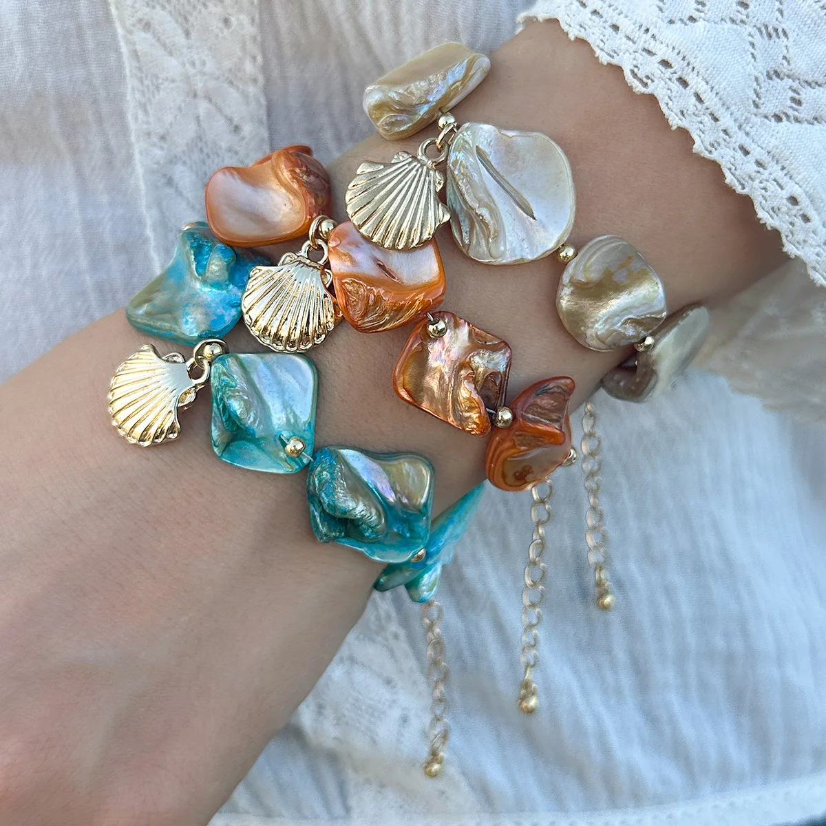 Boho Gold Color Metal Scallop Pendant Bracelet 2024 Women's Simple Color Stone Bead Bead Bead Girlfriend Fashion Beach Jewelry