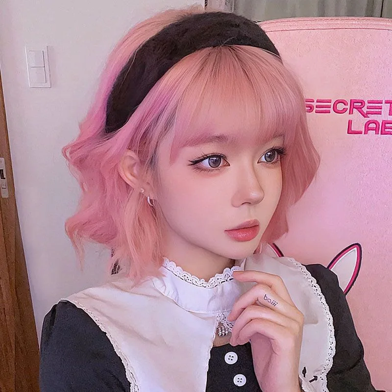 Konzert Frau Mode Welligkeit kurze Haare Dame tägliche Outfit Kollokation mehrfarbige kurze lockige Haare Party Kopfbedeckung Air Bangs Perücke