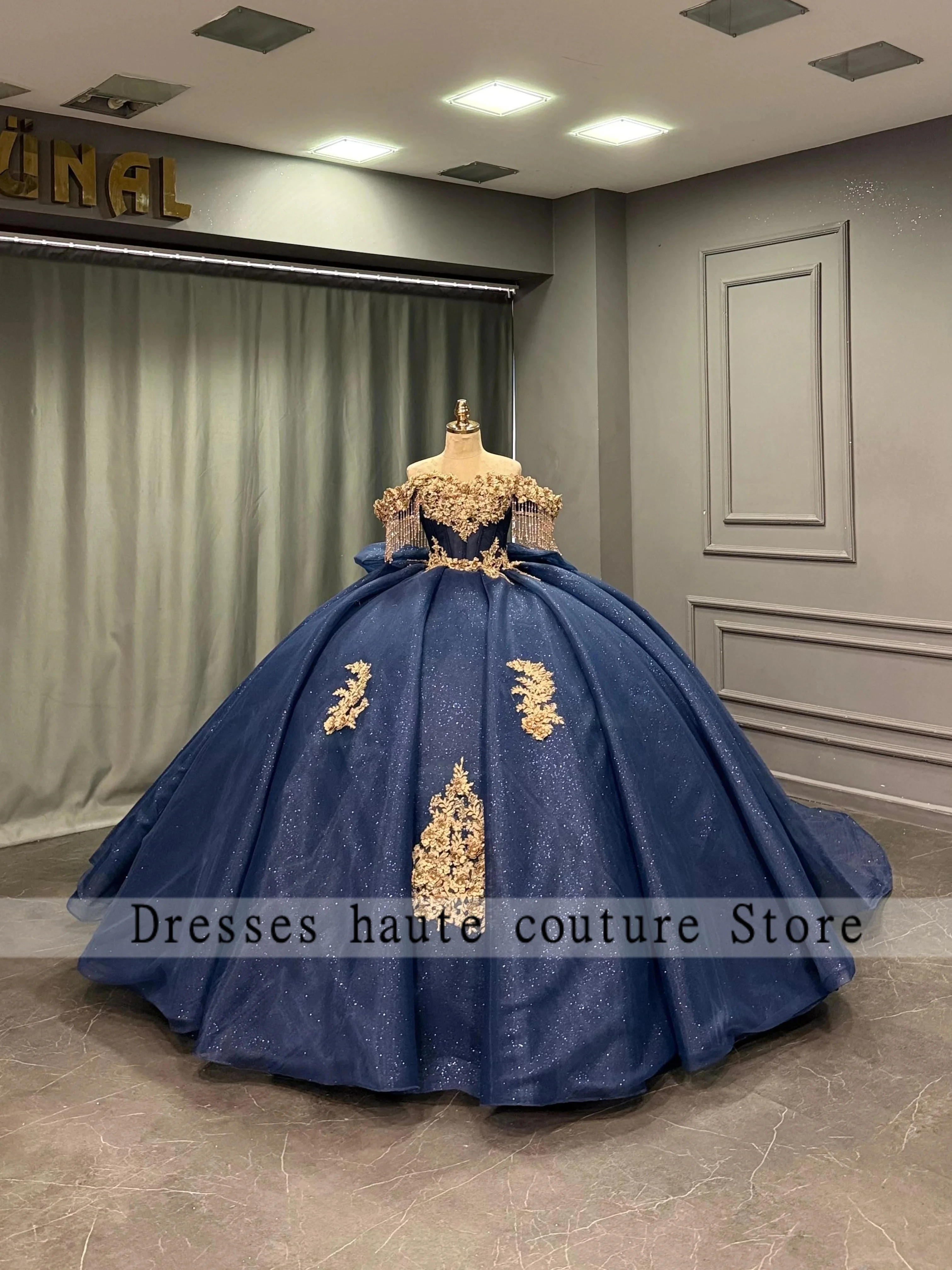 Vestido de Quinceañera Azul Marinho Off Shoulder com Apliques de Renda Dourada, Franjas e Glitter, Tule Rodado, Vestido de 15 Anos Personalizado