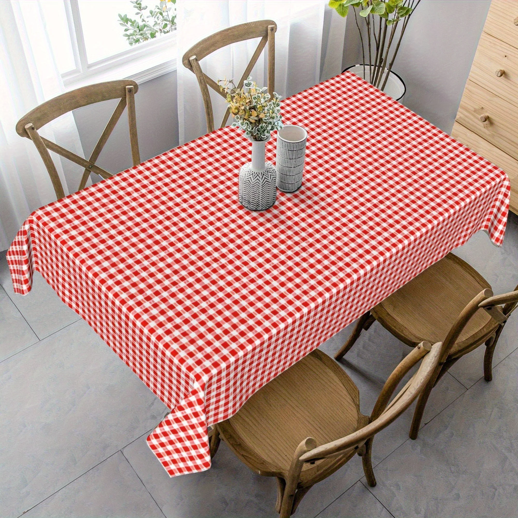 One classic red and white checkered tablecloth, simple and retro, effortlessly creating a refreshing dining atmosphere.zyc