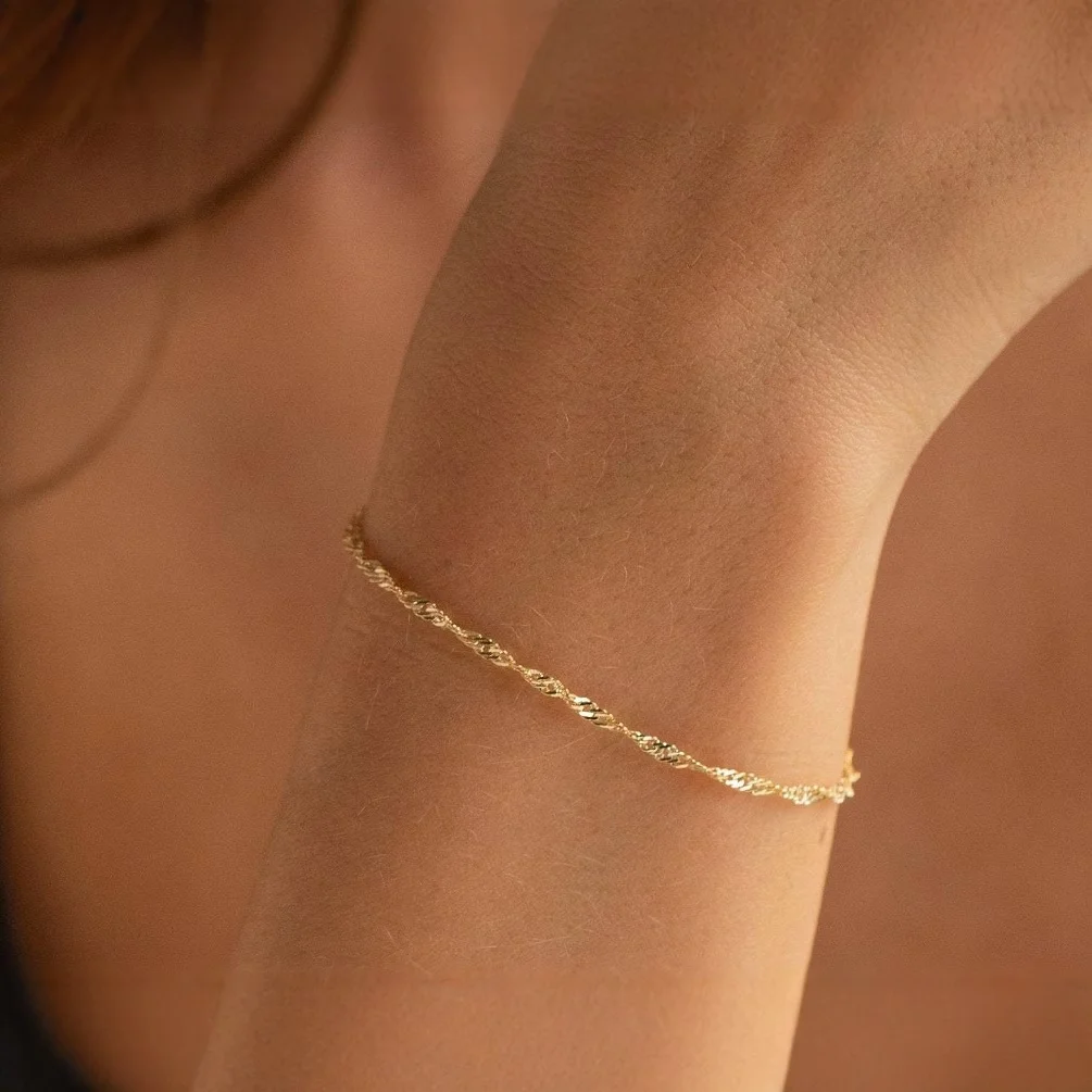 A Stylish and Elegant Ripple-patterned Minimalist Chain Bracelet, a Light Luxury Daily Accessory with a Unique Design for Women