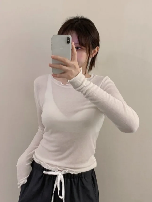 スリムフィット長袖ニットTシャツ レディース シックな秋の木目調エッジデザイン 通気性のあるベースレイヤー マイクロ透け感トップ