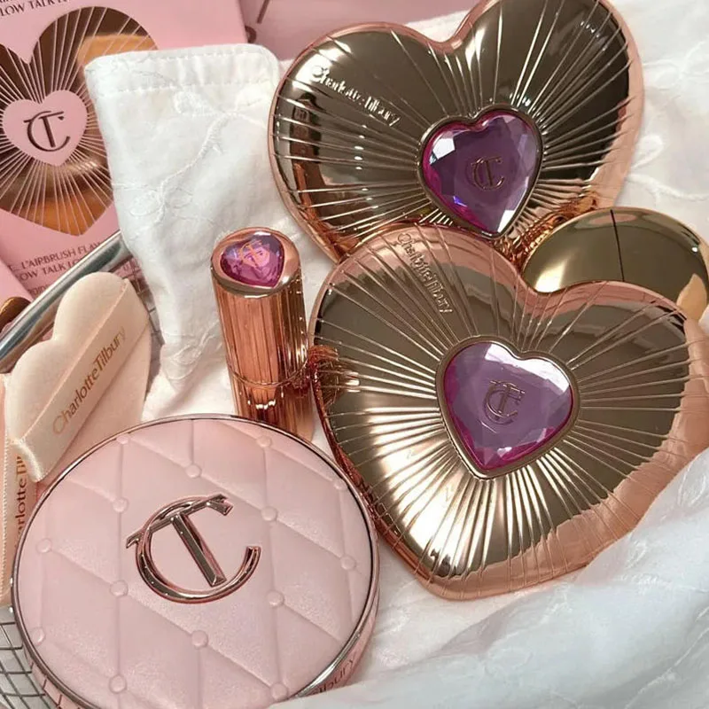 Charlotte Tilbury Shimmer Makeup Air Cushion, poudre blush légère, hydratante, anti-brillance, deux couleurs, forme cœur, design unique