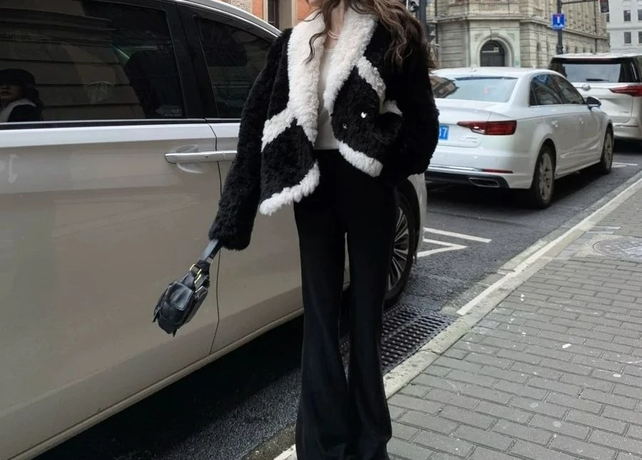 Manteau court épais en fourrure écologique pour femme, col en v, couleur bloquant, pour l'hiver