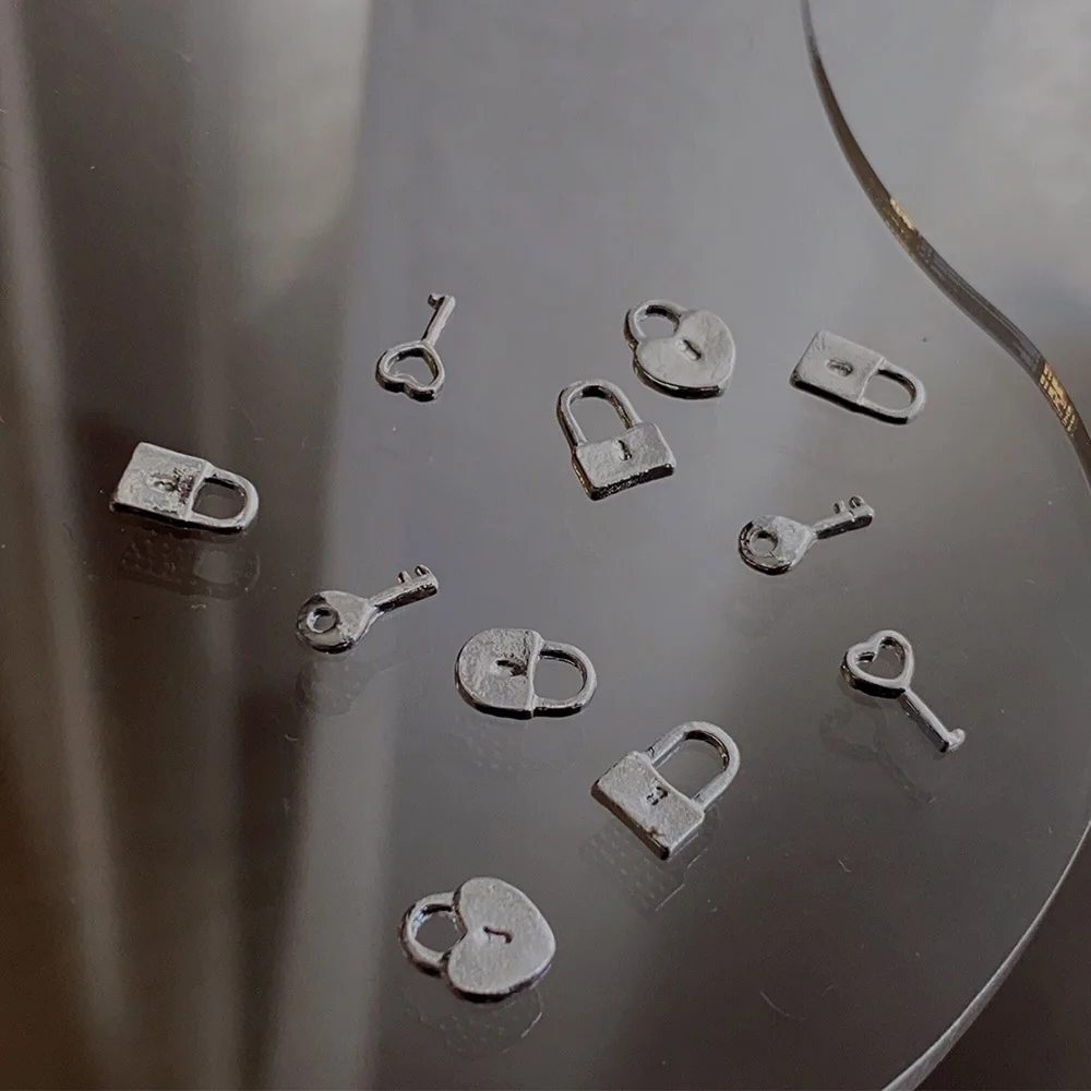 -Locking Lover- Mini llave de corazón de San Valentín aleación metálica 3*7mm pequeño bloqueo de corazón fácil cromo K Charms Ins baratija de uñas de moda 404