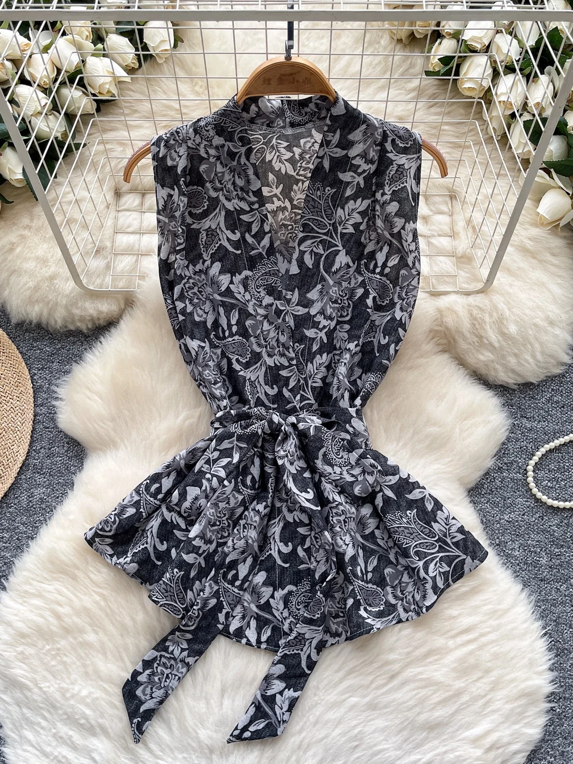 เสื้อผู้หญิงลายดอกไม้สไตล์เกาหลี คอวีผูกเอว ลำลอง ใส่ทำงานได้ ลดอายุ ใส่ได้หลายโอกาส แฟชั่นฤดูร้อน