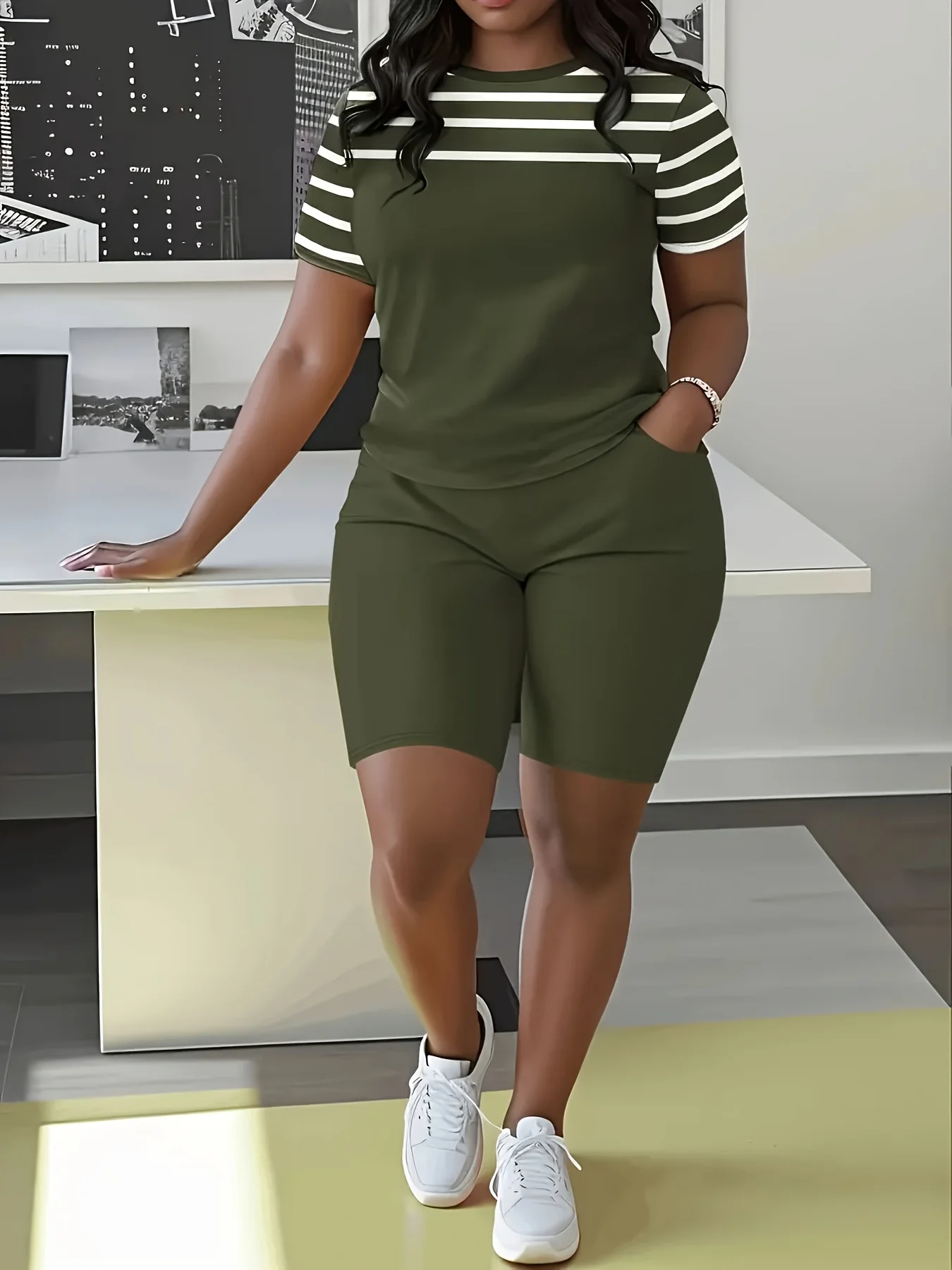 

Комплект из двух предметов больших размеров — цветной полосатый топ с круглым вырезом и короткими рукавами и женские шорты, летняя повседневная одежда