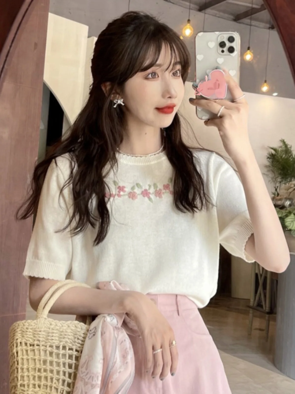 

Цветочная белая футболка с короткими рукавами для женщин, летняя французская ретро-дизайн, уникальный свободный стиль с круглым вырезом, внутренняя футболка, вязаный топ