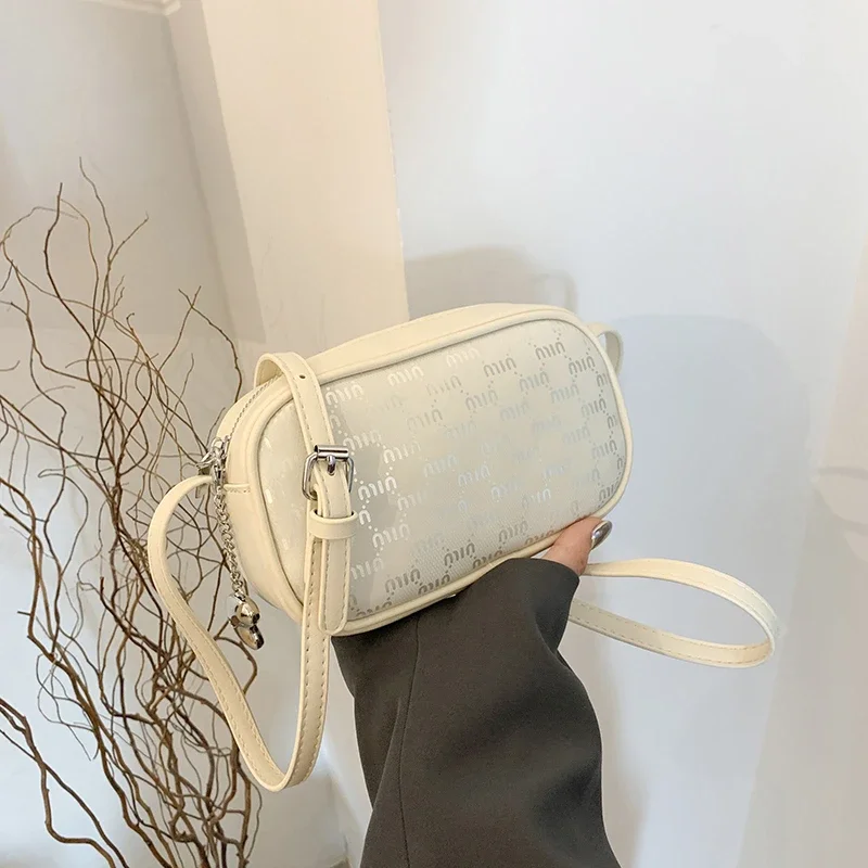 Роскошный кожаный клатч с уникальным винтажным логотипом с буквами и минималистской элегантностью для вечернего шоу