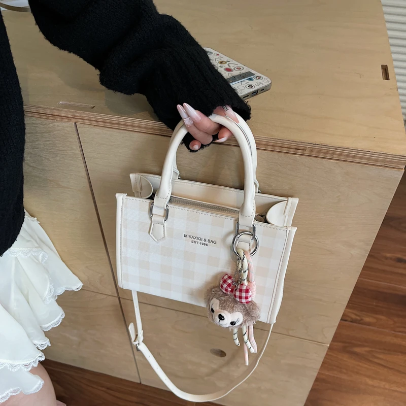 

Luxury High-End Minimalist Vintage Leather Crossbody Bag for Women with Large Capacity and Trendy Letter Logo Design