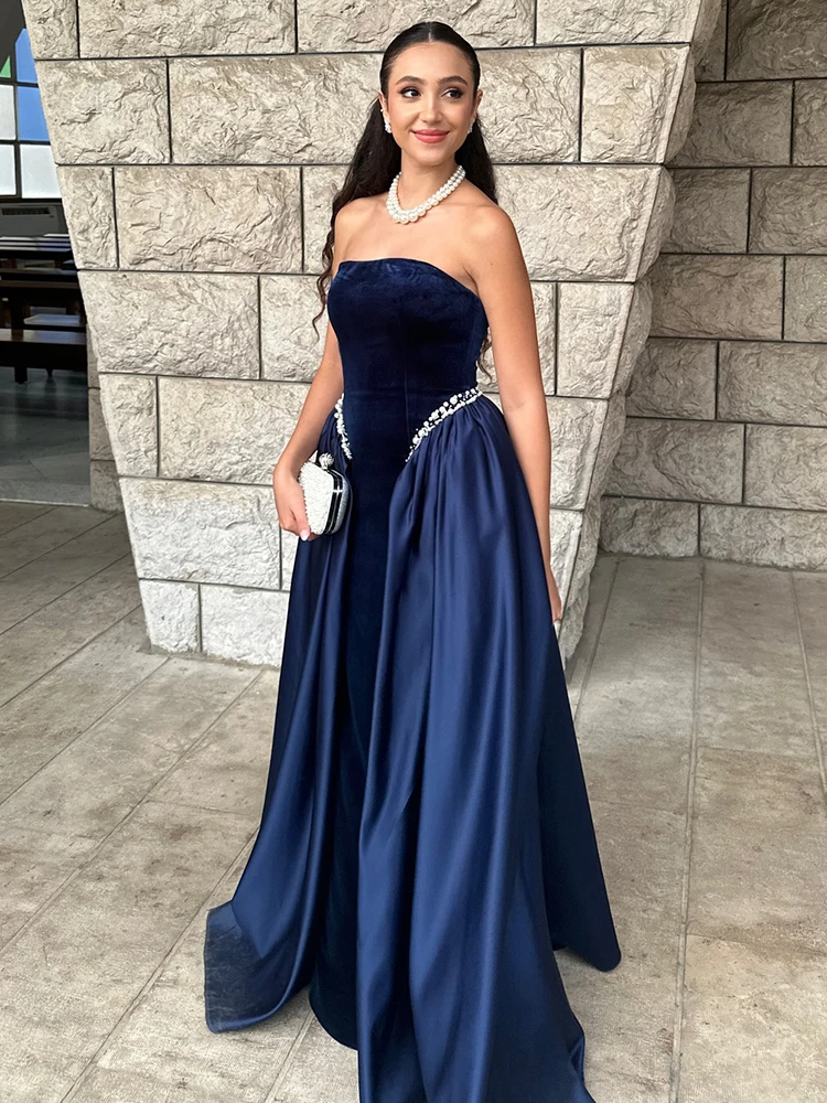 デートやカジュアルな場にも最適な、高級感のあるネイビーブルーのストラップレス・バックレス・サテン生地のセクシーなイブニングガウン、カクテルパーティー用のマキシドレス