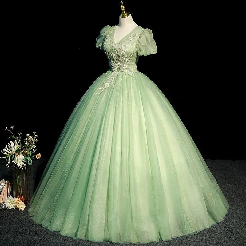 2024 Abiti stile Quinceanera verde chiaro Abito da festa con maniche a sbuffo dolce Abito da ballo classico con scollo a V Abito da ballo formale Vestido De 15 Anos