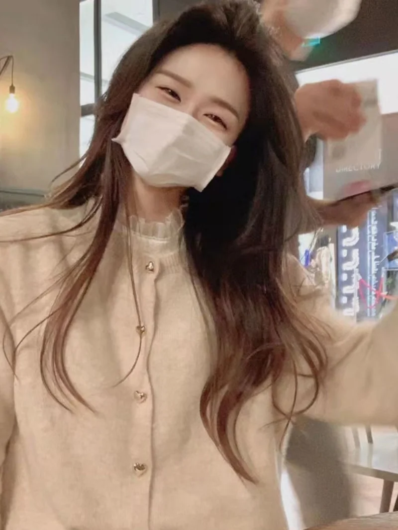 Elegancka koronkowa stójka, falbanki pod spód, damski design, mały krój Cro Me, szyfonowa długa bluzka z długim rękawem, spódniczka wewnętrzna.