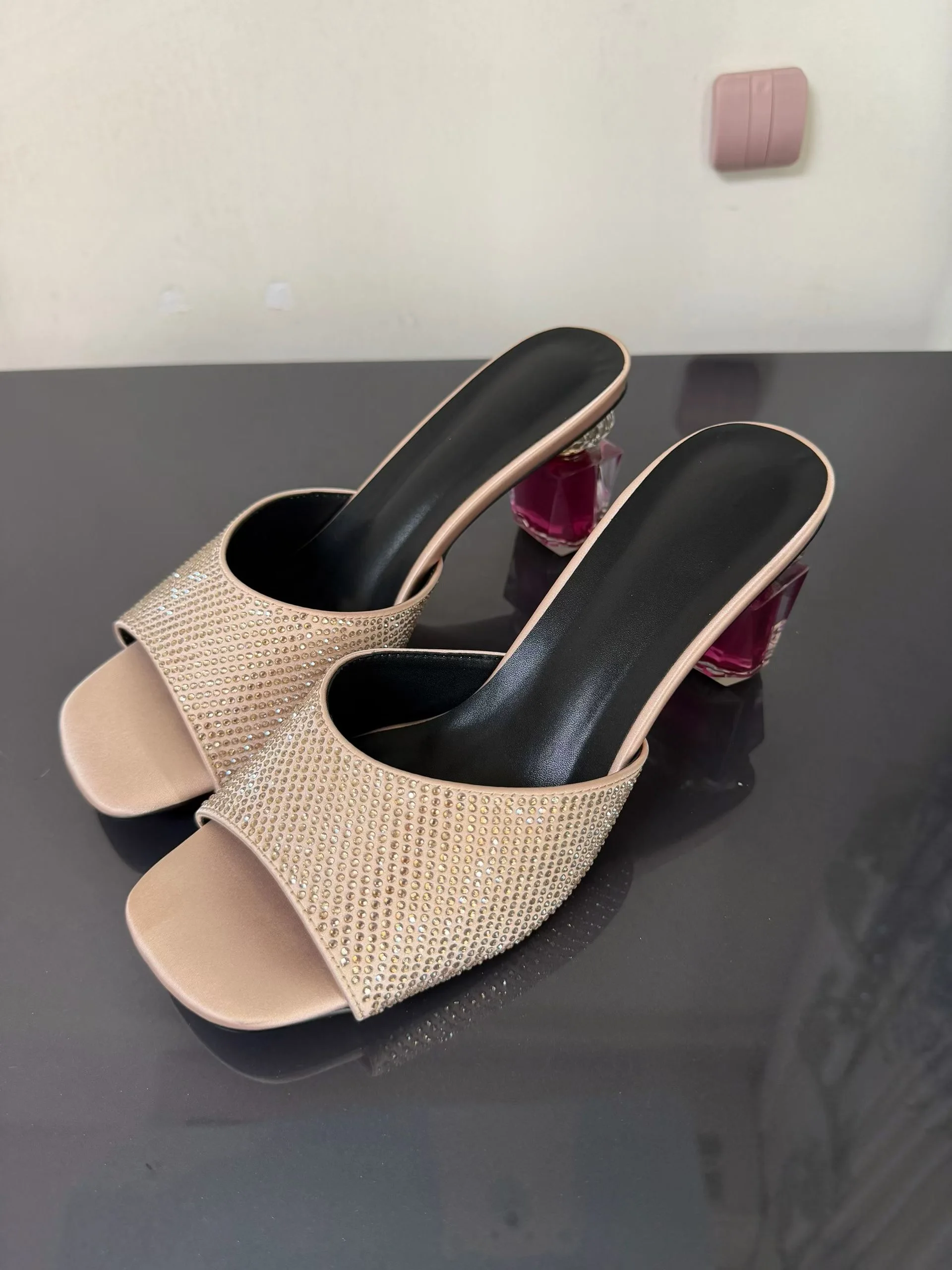Summer New Women Nude Color Full Diamond Slippers Square Toe Crystal Chunky Heels Fashion Elegant Dress Modern Slip On Slippers