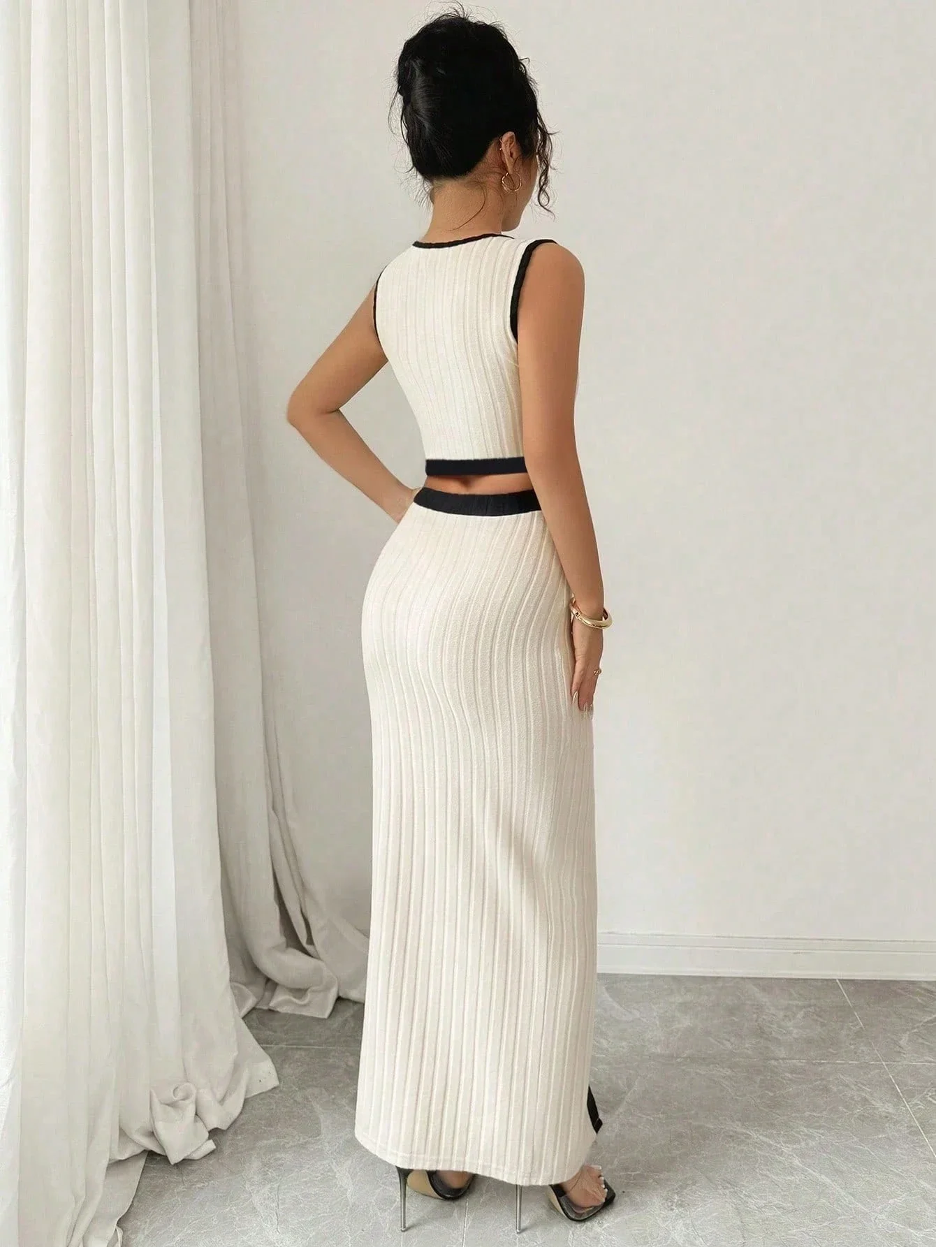 

2pcs Set Sleeveless Round Neck Colorblock Crop Top & High Slit Bodycon Skirt