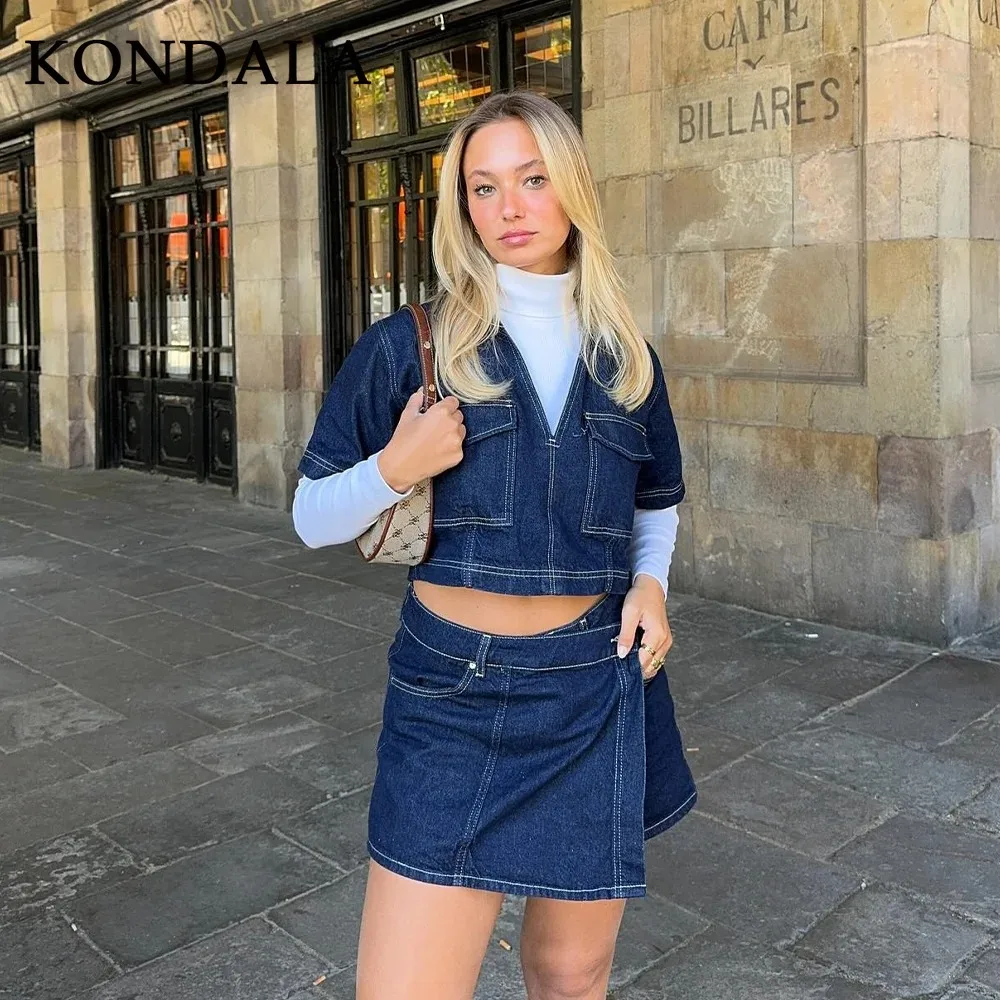 KONDALA 2025 بدلات نسائية غير رسمية للربيع والصيف من قماش الدنيم بجيوب على الموضة بلوفر برقبة على شكل V قمصان نصف كم + شورت قصير أنيق تنانير