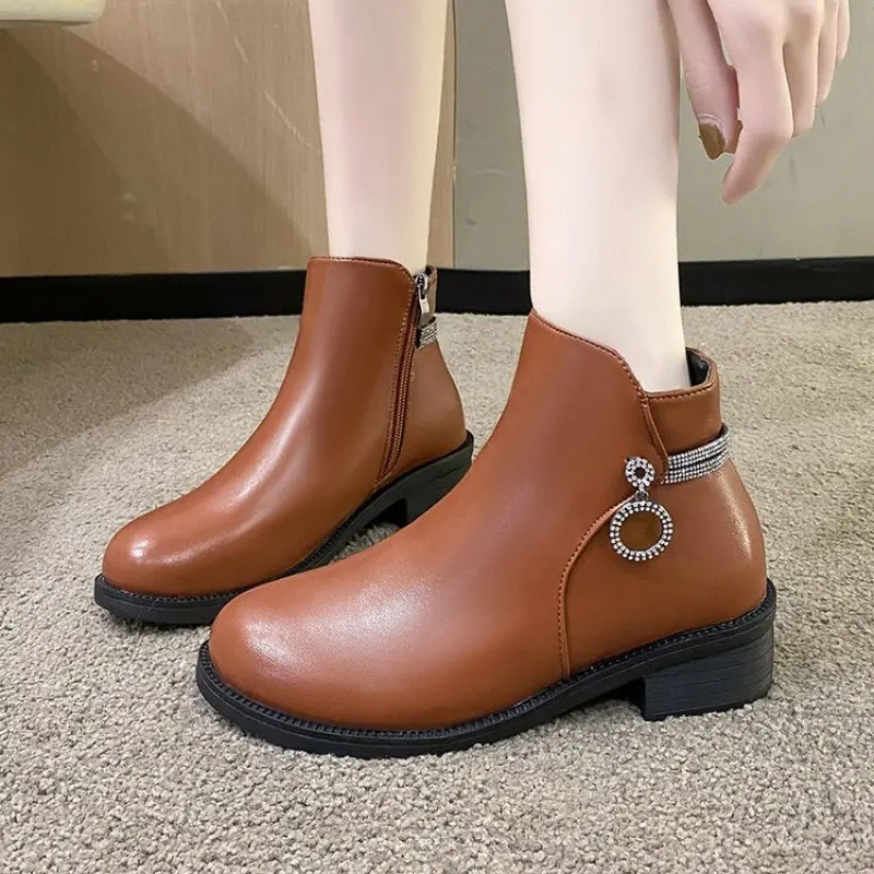 Botas de tacón medio grueso para mamá de mediana edad, botines puntiagudos de estilo inglés, cómodos e informales, talla grande, a la moda, Otoño e Invierno