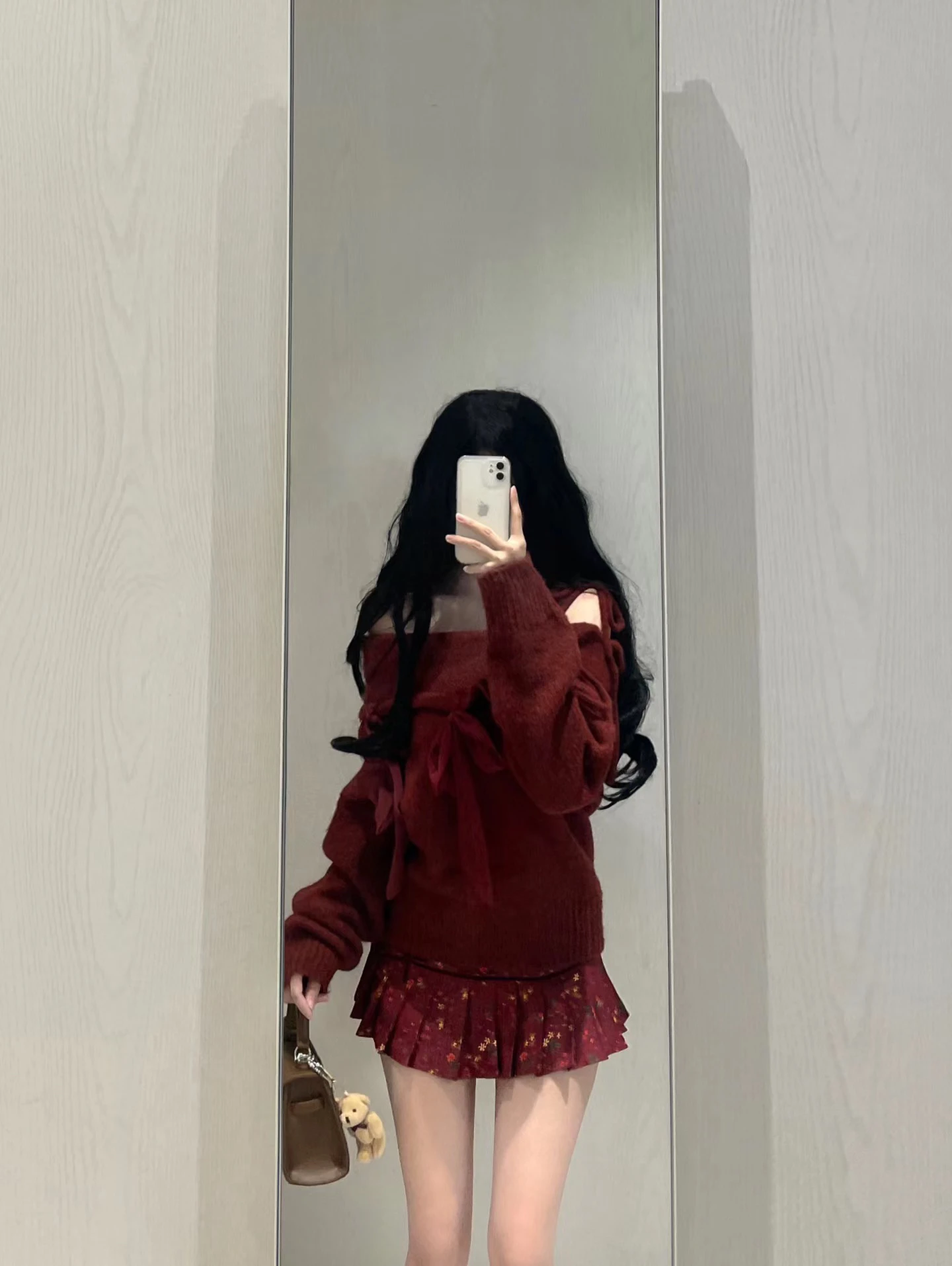 2024 Nieuwe herfst en winter high-end ontworpen strik off-shoulder gebreide trui + ontworpen bloemenrok plooirok damespak