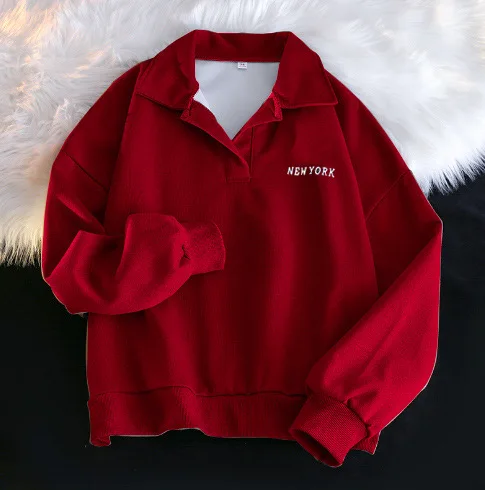 Stile e comfort combinati. La nostra felpa leggera da donna con colletto polo, l'armadio moderno essenziale per un facile ed elegante.