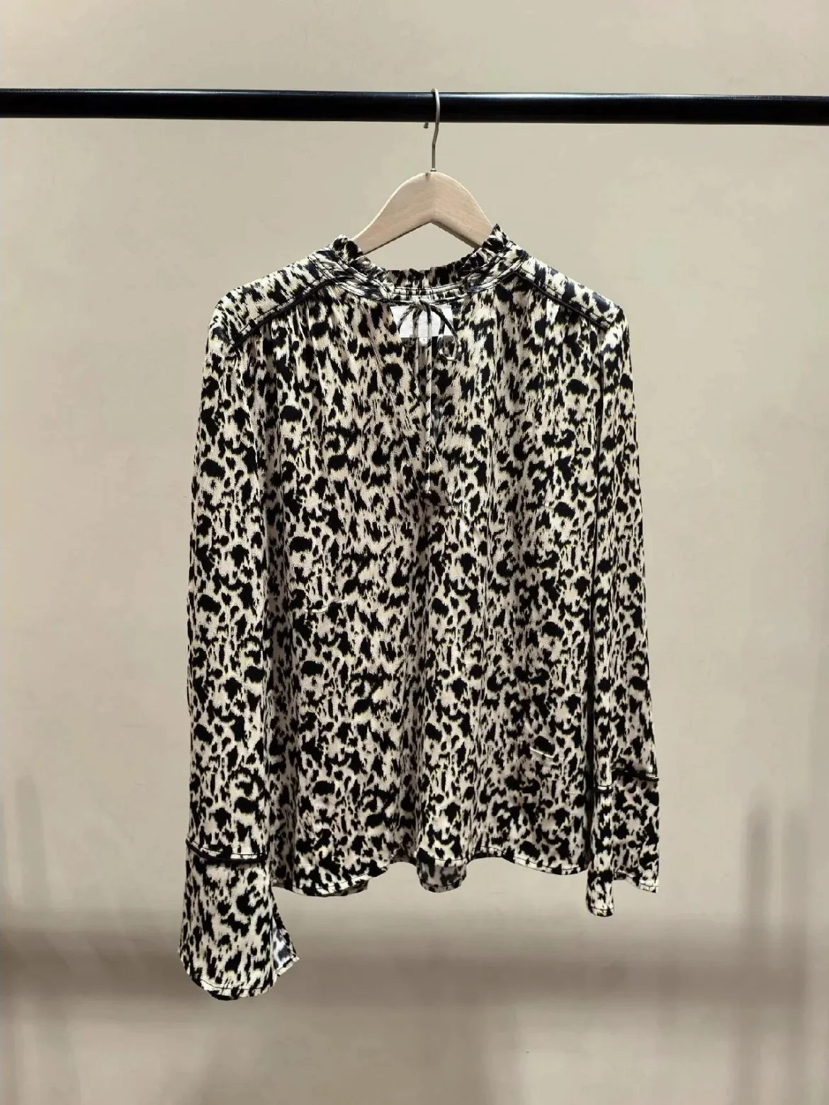 

Свободная блузка с абстрактным принтом и цветочным воротником на завязках, женская повседневная модная блузка из вискозы с длинными рукавами для ранней весны и праздников