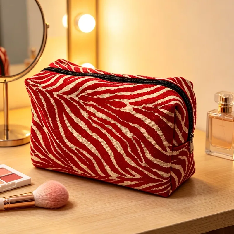 Toastförmige Kosmetiktasche mit Zebramuster aus Chenille, große Kapazität, tragbare Reise-Aufbewahrungstasche, ästhetisch ansprechende Make-up-Tasche – Detail 4