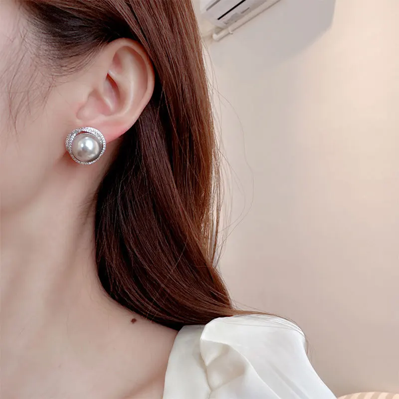 High-end, niche commuting earrings with a light luxury style, zirconia 925 silver needle, simple and elegant pearl stud earrings