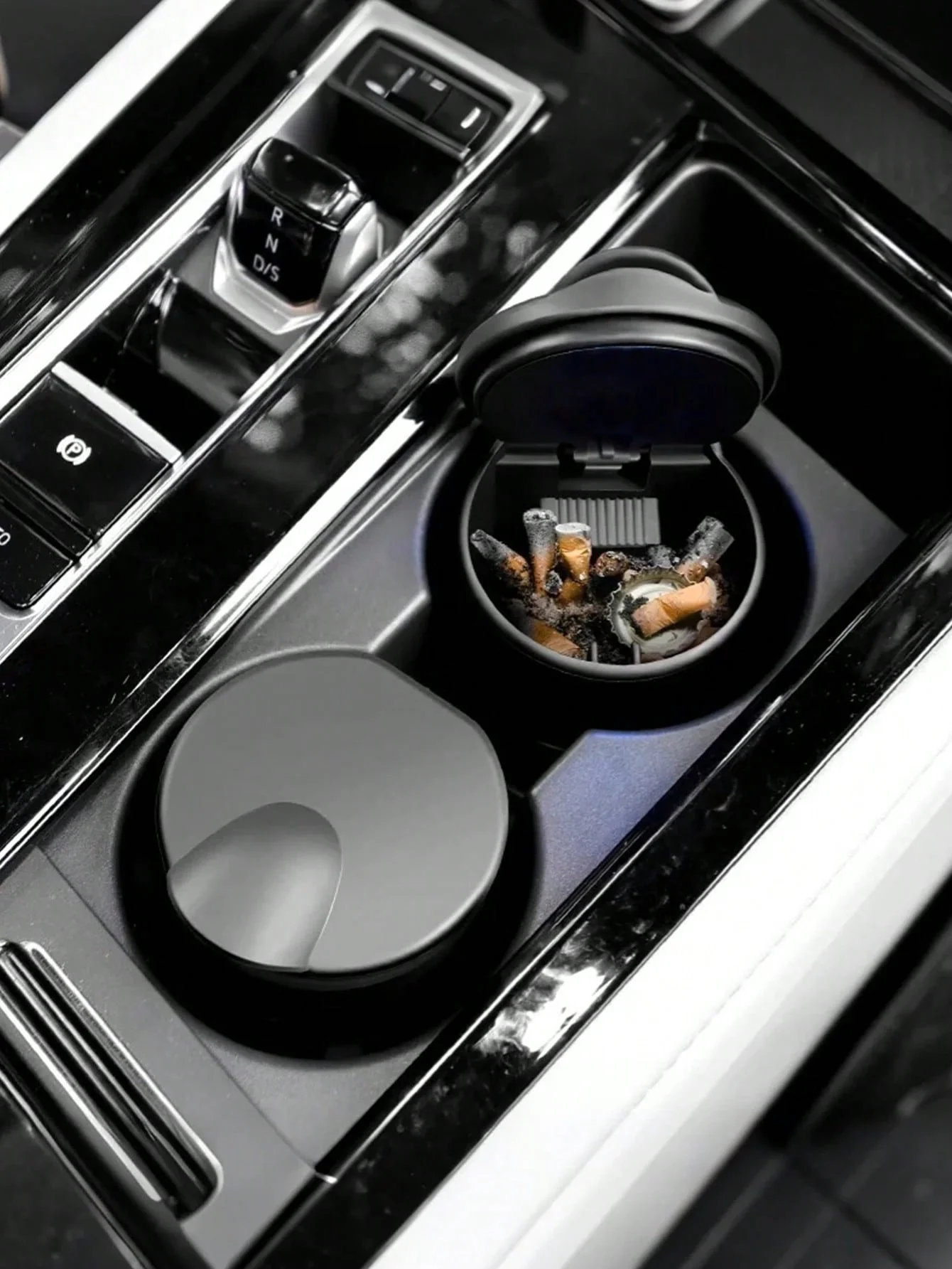 منفضة سجائر السيارة المحمولة ذات الغطاء القابل للطي - منفضة سجائر السيارة المقاومة للهب، متعددة الوظائف (علبة القمامة، صندوق العملات المعدنية، صندوق السيجار وكوب الرماد)، متينة