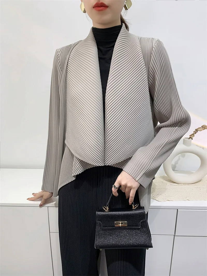 Miyake giacca corta pieghettata 2023 autunno e inverno nuovo confortevole Casual sciolto tipo Cardigan ispessito a maniche lunghe top da donna