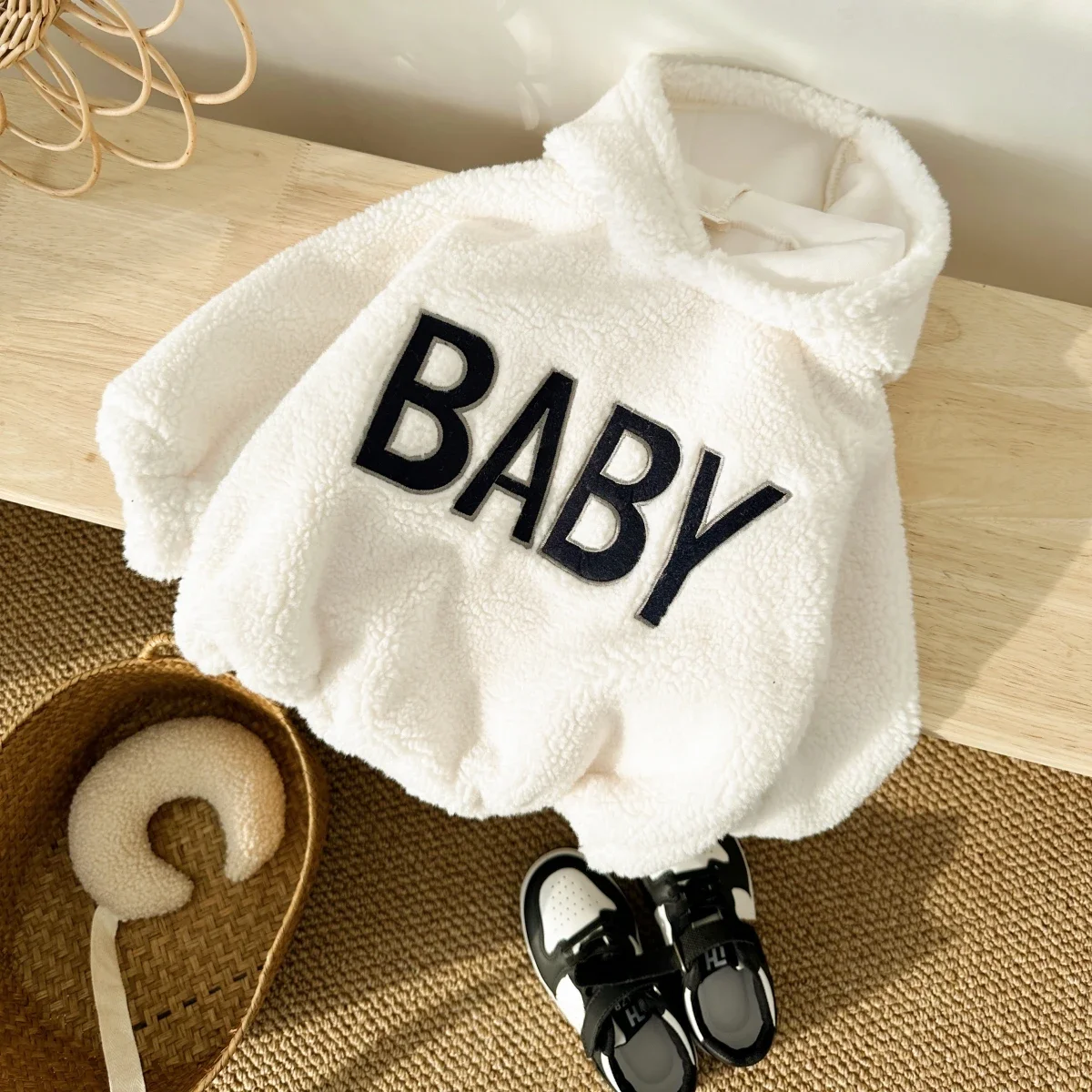 2023 Winter Boys and Girls Lamb Wool Warm Long Sleeved Hooded BABY Letter Embroidered Round Neck Bodysuit Baby Climbing Clothes