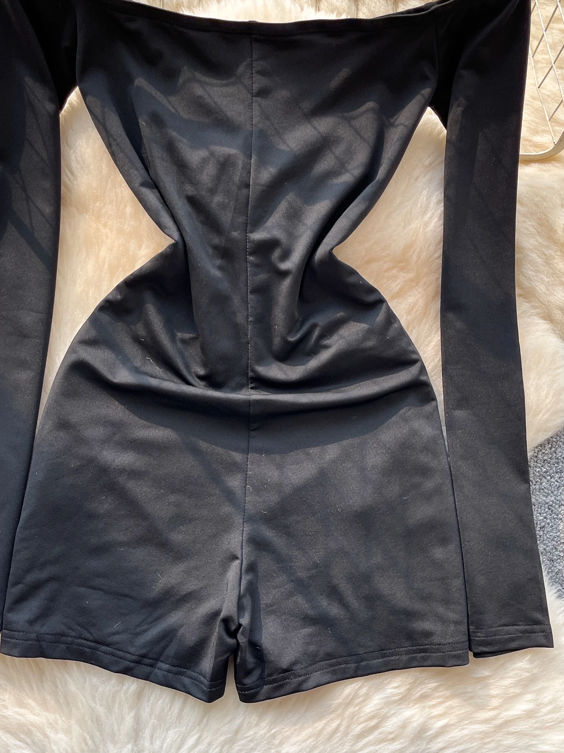 بنطلونات نسائية بتصميم أنيق وملائم، بأكمام طويلة وتفاصيل مفرغة، تصميم عصري وعصري، بنطلونات واسعة الأرجل وخصر مرتفع.