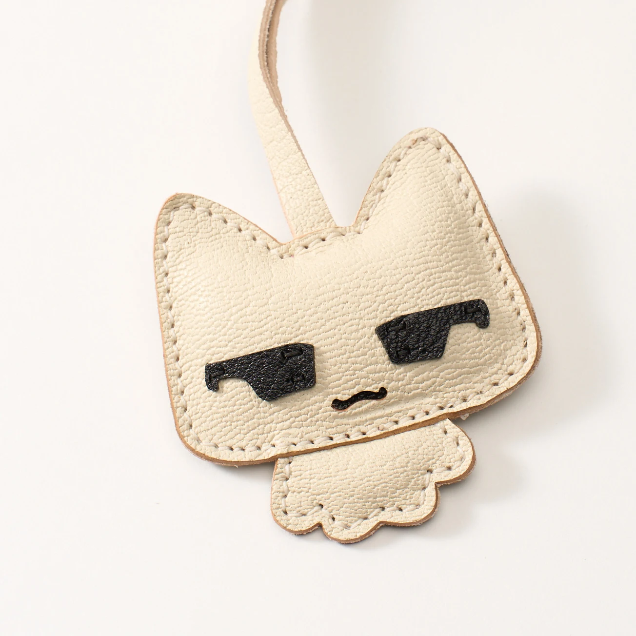 

Handmade genuine leather cute cat pendant for bags backpacks, small accessories and leather keychain decoration