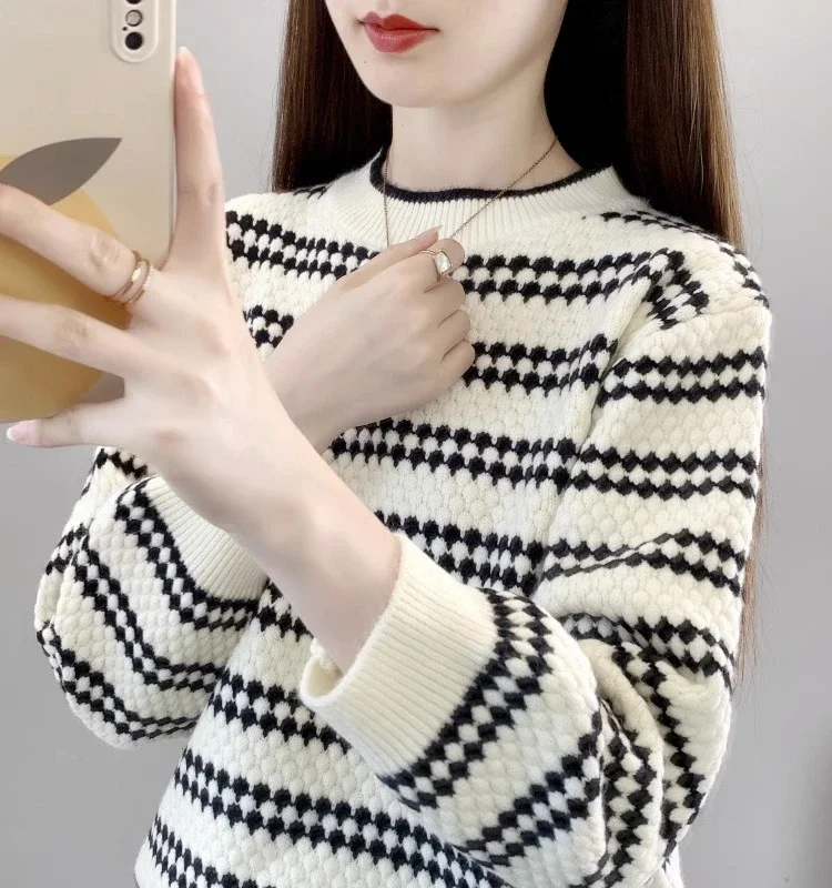 เสื้อไหมพรมถักทรงหลวม แขนยาว ลายทาง สำหรับผู้หญิง คอลเลคชั่นฤดูใบไม้ร่วง-ฤดูหนาว ปี 2025 เสื้อสเวตเตอร์คอเต่าแบบกึ่งสูง รุ่นใหม่