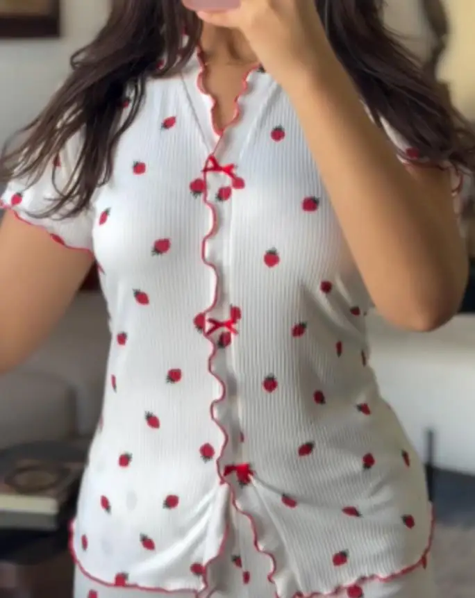 

Женский комплект из двух предметов, мода весна-лето 2025 года, новейшая футболка с воротником-стойкой и короткими рукавами и брюки с клубничным принтом, пижамный комплект