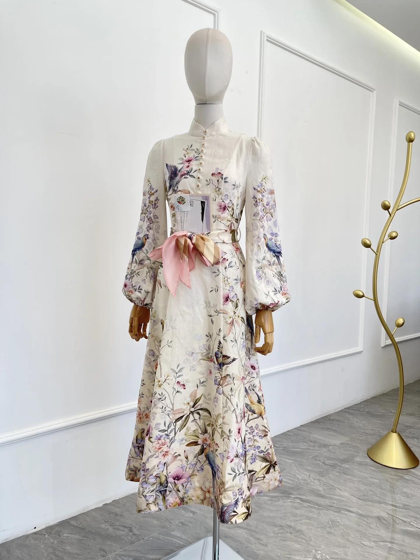 فستان ميدي بأكمام طويلة وطبعة طيور بيضاء لعام 2025 جديد