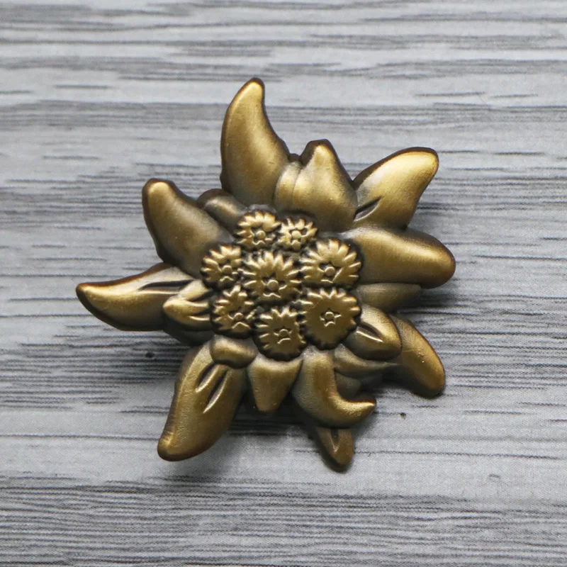 1Pc Edelweiss Cap Emblem Leaf Badge Mountain Edelweiss Badge Brooch Miliraty Fan Gift Decoration Crafts