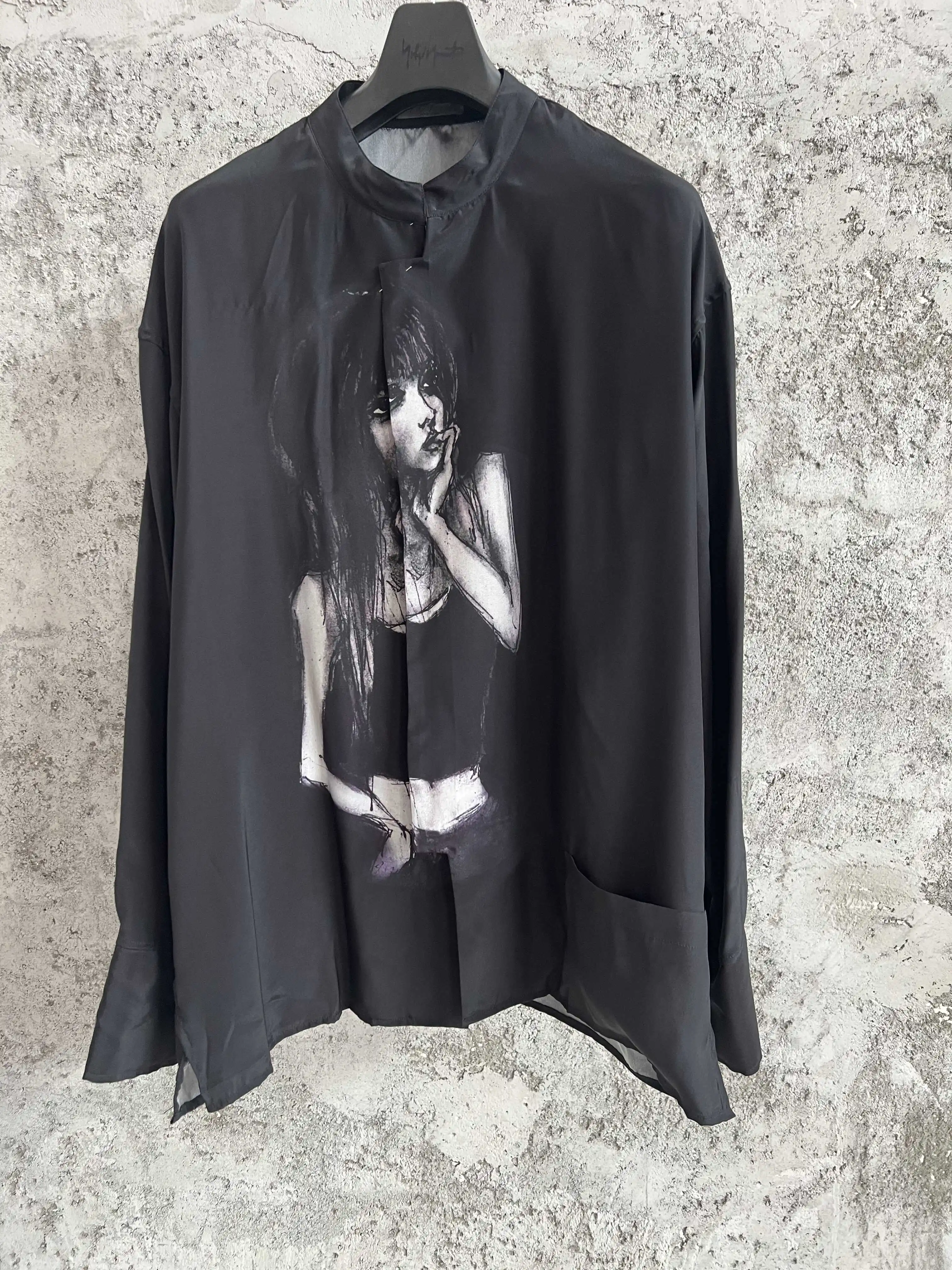 

Свободная повседневная черная шелковая рубашка с длинными рукавами с принтом и тонким профилем.